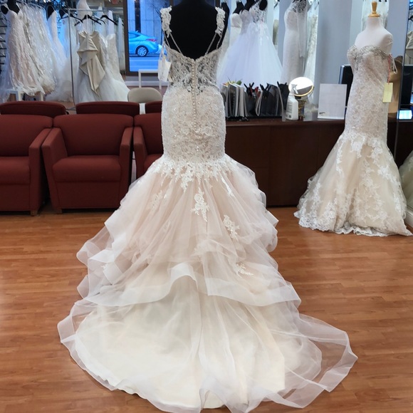 ⭐️SOLD⭐️ Ivory-champagne wedding gown with faux pearls - Picture 4 of 8